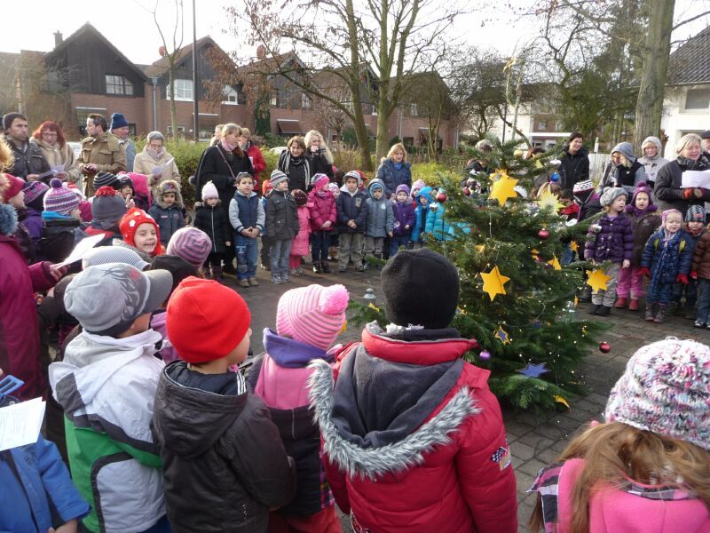Sängertreffen für Kinder op de Hött: Vor der Kita Daimlerstraße trafen sich Jung und Alt zum Singen.