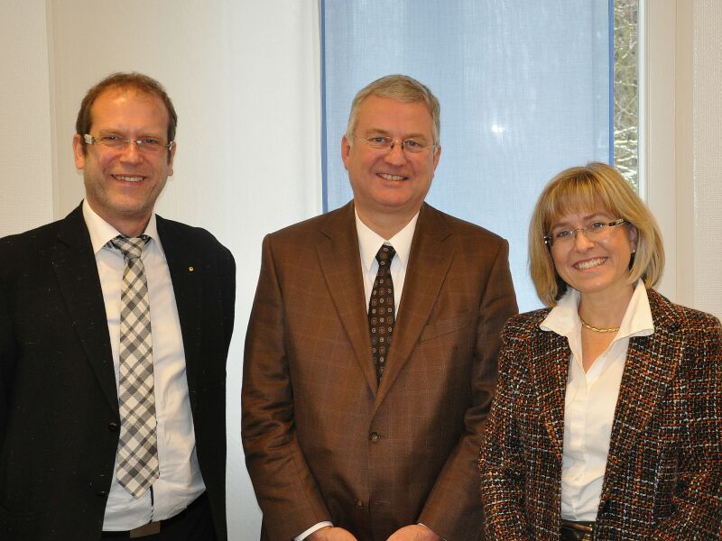 Bürgermeister Klaus-Werner Jablonski (Mitte) sprach mit der zukünftigen Doppelspitze der Stadtwerke, Peter Blatzheim und Andrea Vogt.