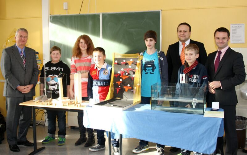 Neue Erfindungen: v.l. Bürgermeister Klaus-Werner Jablonski, Simon Kaminsky, Sabrina Ravenstein, Maximilian Umschlag, Christian Fey, Christian Hylla (VR-Bank Rhein-Sieg), Lars Wegner und Roger Lehmann (Kreissparkasse).