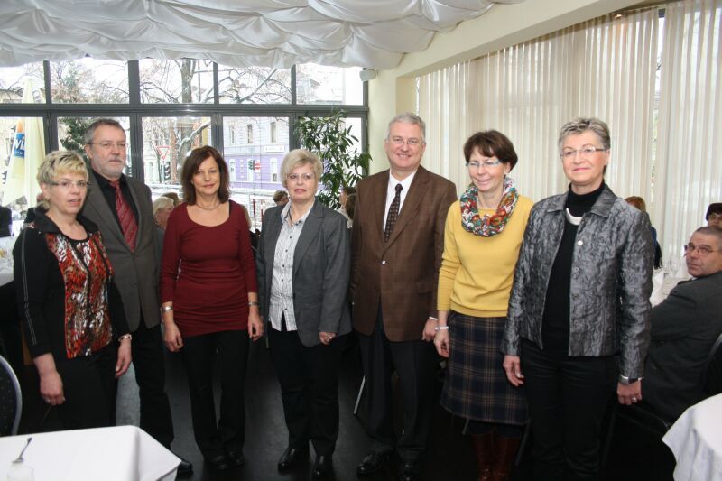 Bürgermeister Klaus-Werner Jablonski (3.v.r.) dankte den städtischen Mitarbeiterinnen und Mitarbeitern.