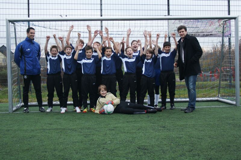 Tim Kreuzer (2.v.r.) mit seiner Mannschaft vom SSV Kaldauen und den neuen Trikots.