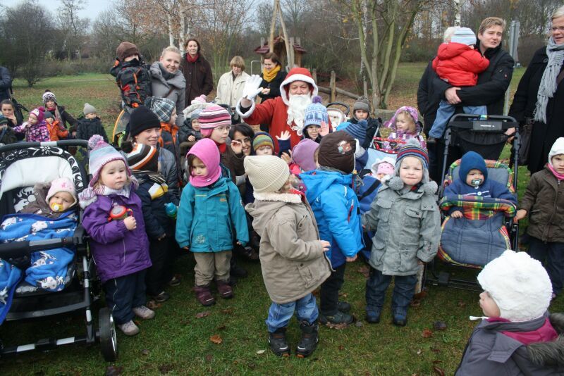 Der Nikolaus besuchte Kinder und Tagesmütter op de Hött.