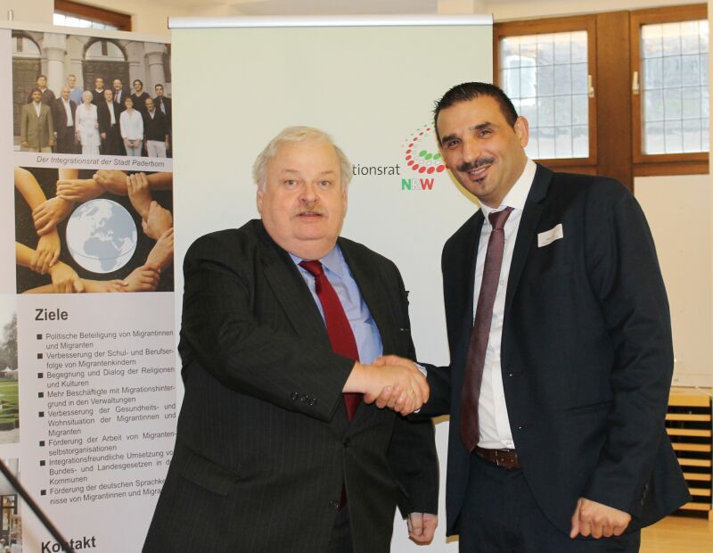 NRW Arbeits- und Sozialminister Guntram Schneider (links) gratulierte dem Troisdorfer Erkan Zorlu zur erneuten Wahl in den Vorstand des Landesintegrationsrates NRW.