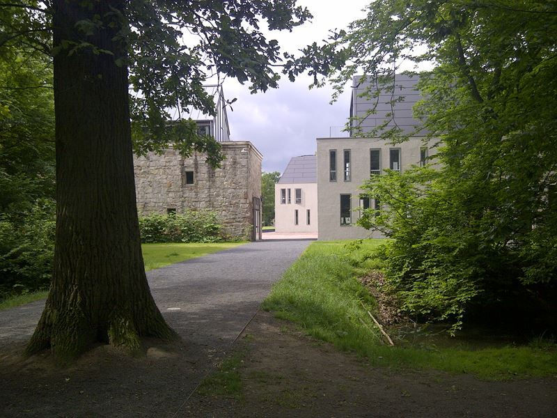 Das architektonische Tor des Portals Wahner Heide auf Burg Wissem.