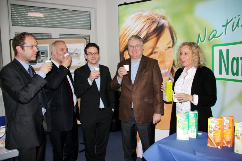 Bürgermeister Klaus-Werner Jablonski (2.v.r.) kostete die leckeren Natumi-Produkte.