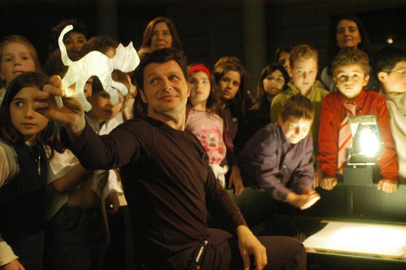 Heinrich Heimlich begeistert Kinder mit Schattentheater.