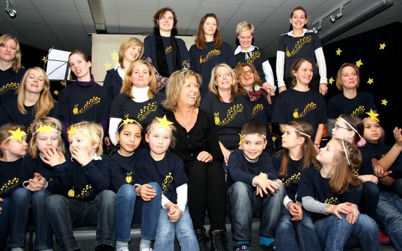 Inmitten von Sternen und Schülern: Britta Sönksen bei ihrer Abschiedsfeier in der Sternenschule.