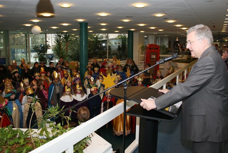 Bürgermeister Klaus-Werner Jablonski begrüßte die kleinen Sternsinger im Rathaus.