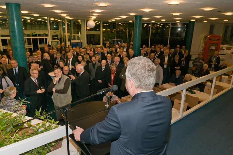Rund 300 Gäste aus vielen gesellschaftlichen Bereichen unterhielten sich im Rathaus-Foyer.
