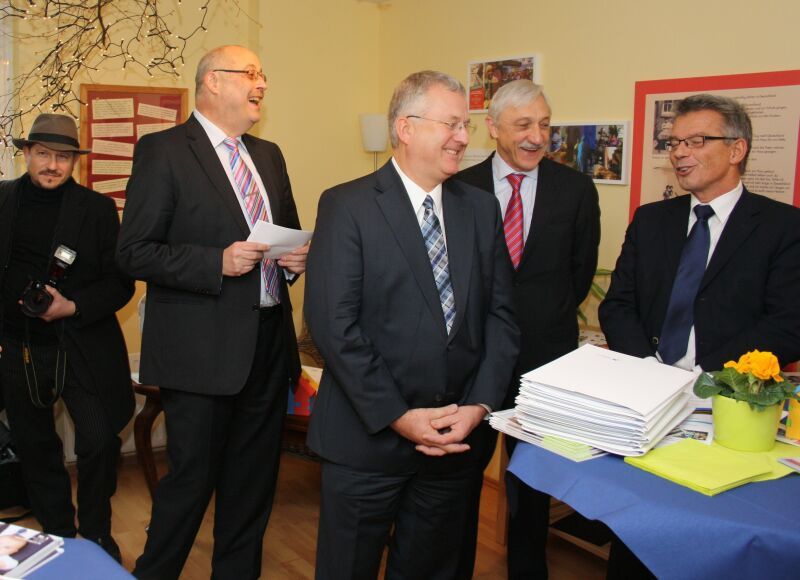 Gemeinsam Netzwerke fördern: v.r. Staatssekretär Josef Hecken, BA-Vertreter Heinrich Alt, Bürgermeister Klaus-Werner Jablonski und der Troisdorfer Sozialamtsleiter Rolf Bertsche.