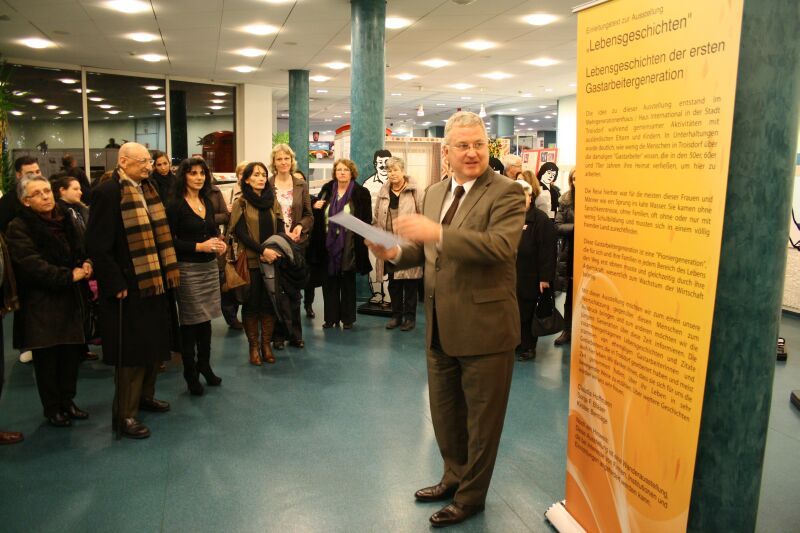 Die ersten „Gastarbeiter“ berichten: Bürgermeister Klaus-Werner Jablonski eröffnete die Ausstellung im Troisdorfer Rathaus.