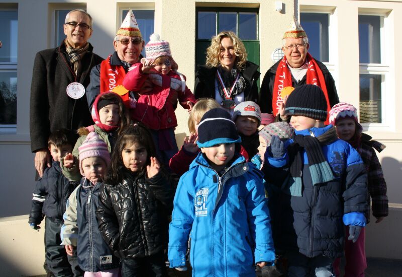 Freude über Orden und gute Nachbarschaft: v.l. Ortsvorsteher Rudolf Eich, Albert Hoitz, Kita-Leiterin Kerstin Oberheide sowie Bernd Schlich mit Kindern aus der Kita.