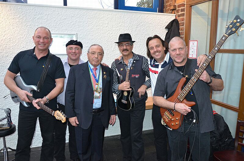 Matthias Esch (3.v.l.) und De Räuber lieben den Sieglarer Karneval.