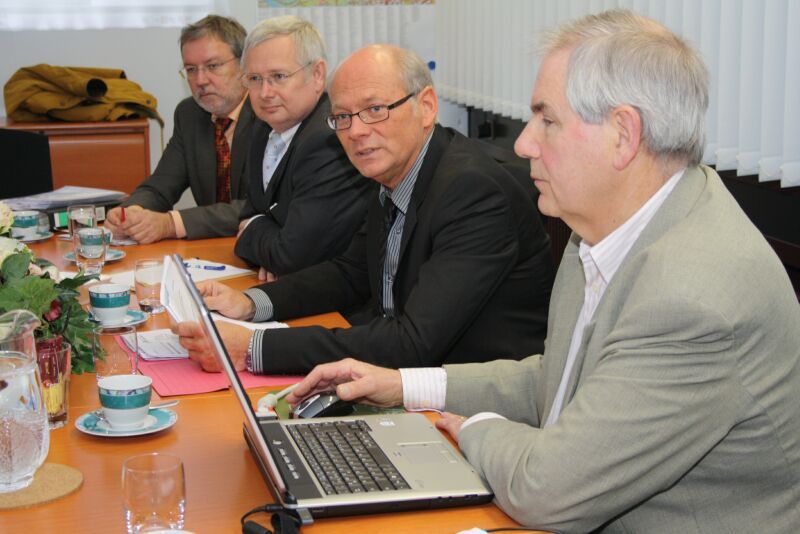 Diamant mit neuem Schliff: Über die Industriemeisterschule Troisdorf informierten v.r. Schulleiter Herbert Kürten, Erster Beigeordneter Heinz Eschbach, IHK-Geschäftsführer Jürgen Hindenberg und Schulamtsleiter Karl-Heinz Theus.