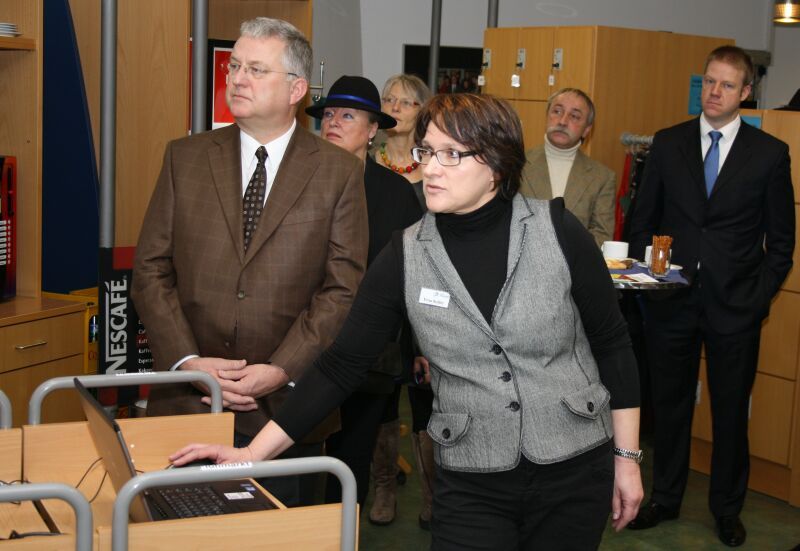 Bibliothekleiterin Angelika Keller erklärt am PC die Onleihe der Stadtbibliothek.