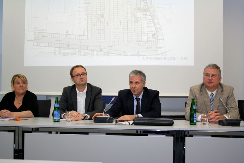 Pläne für die Einkaufspassage vorgestellt: v.r. Bürgermeister Klaus-Werner Jablonski, HBB-Geschäftsführer Harald Ortner, Architekt Jens Thormeyer und Pressesprecherin Bettina Plugge.