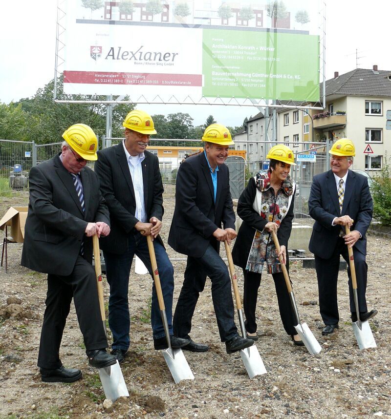 Bürgermeister Klaus-Werner Jablonski (rechts) beteiligte sich tatkräftig am Ersten Spatenstich.