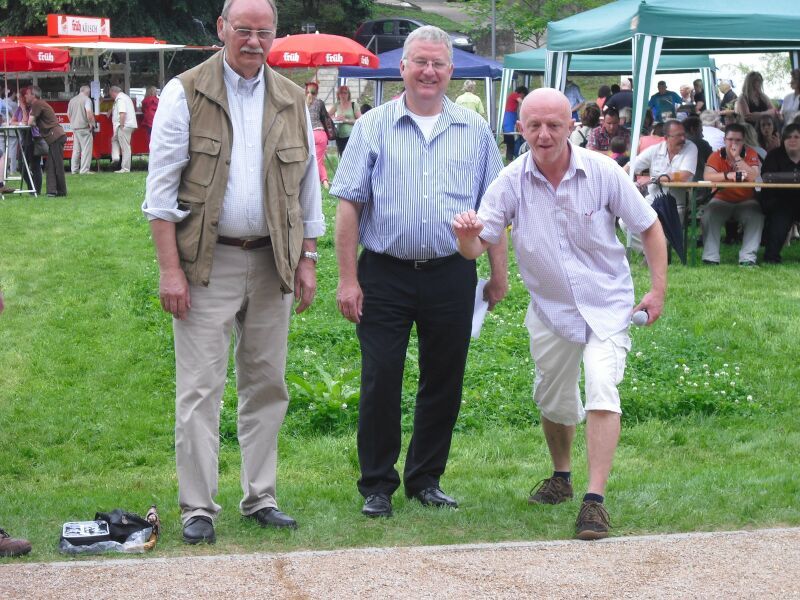 Konzentriert eine ruhige Kugel geschoben: v.l Ortsvorsteher Karl-Heinz Stocksiefen, Bürgermeister Klaus-Werner Jablonski und Ortsring-Vorsitzender Karl Bernartz.