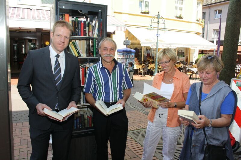 Patin Annemie Möller (rechts) kümmert sich um den offenen Bücherschrank in der City.