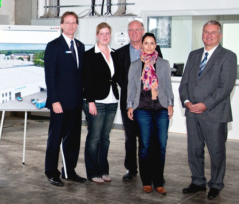Bürgermeister Klaus-Werner Jablonski (rechts) gratulierte zur Einweihung der neuen Logistikhalle.