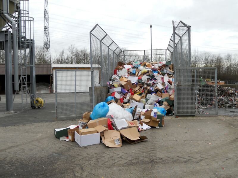 Die Mitarbeiter des städtischen Baubetriebs müssen in der Stadt immer mehr Abfall einsammeln.