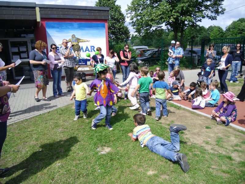 Die Kinder der Kita Am Wasserwerk sangen Lieder und tanzten dazu bei ihrem diesjährigen Sommerfest.