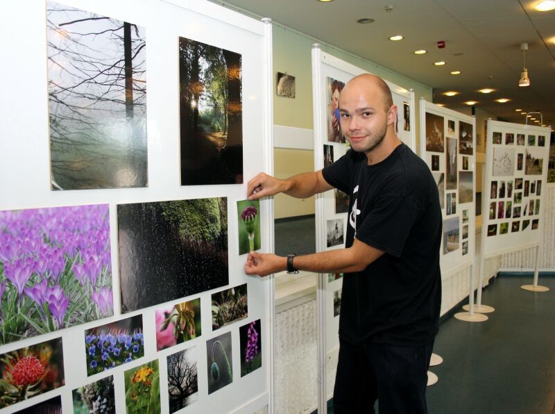 Johannes Altenpohl zeigt eine Auswahl seiner Fotos im Troisdorfer Rathaus.