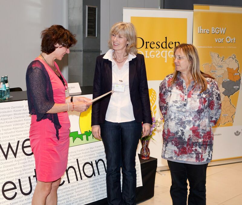 Für Städte, die nicht krank machen: v.l. Anne Janz, Vorsitzende des Gesundheitsausschusses des Deutschen Städtetages, überreichte Petra Römer-Westarp von der Stadt Troisdorf und Heike Trapphoff von der Selbsthilfekontaktstelle des Rhein-Sieg-Kreises die Urkunde der „Gesunden Städte“.