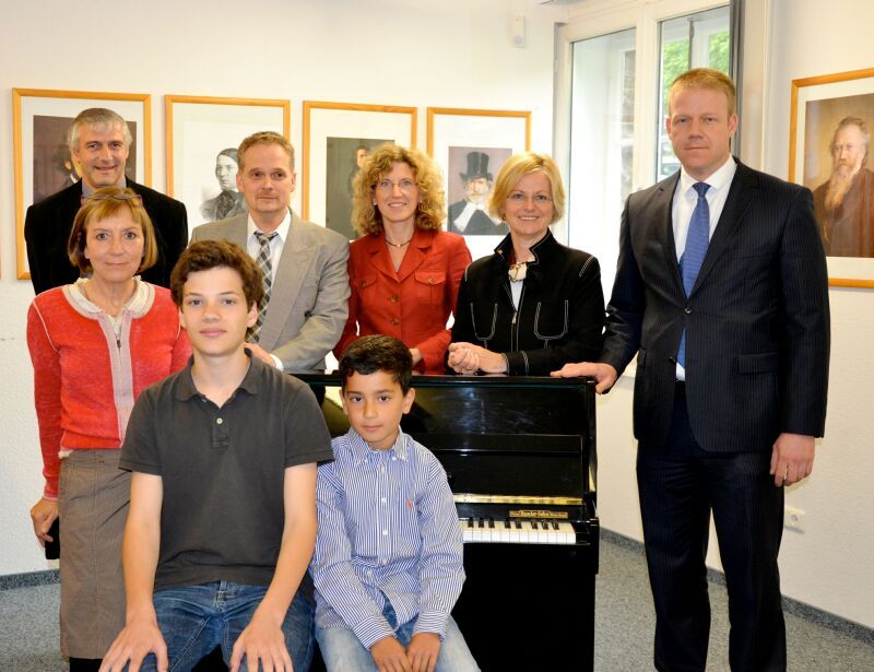 Klavier geschenkt: links Sabine Krause-Schwachula mit Marian Touet und Emre Sarica, dahinter v.l. Karel Walravens, Rainer Land, und Stephan Kuhnert.