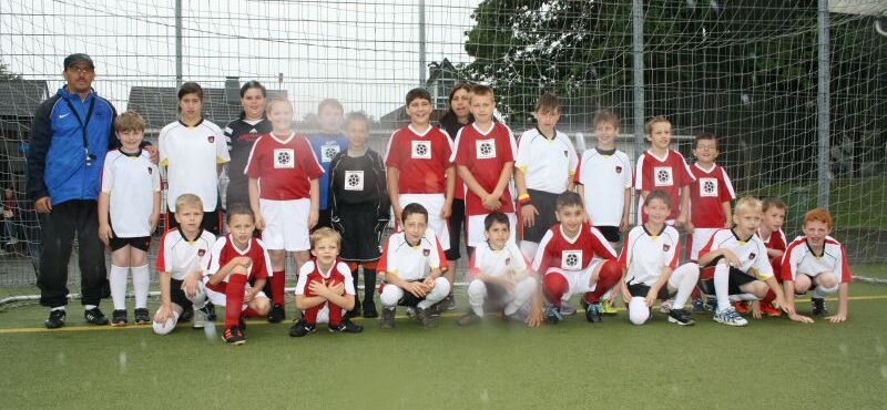 Begeisterte junge Kicker beim Fußball-Camp des Jugendamts.