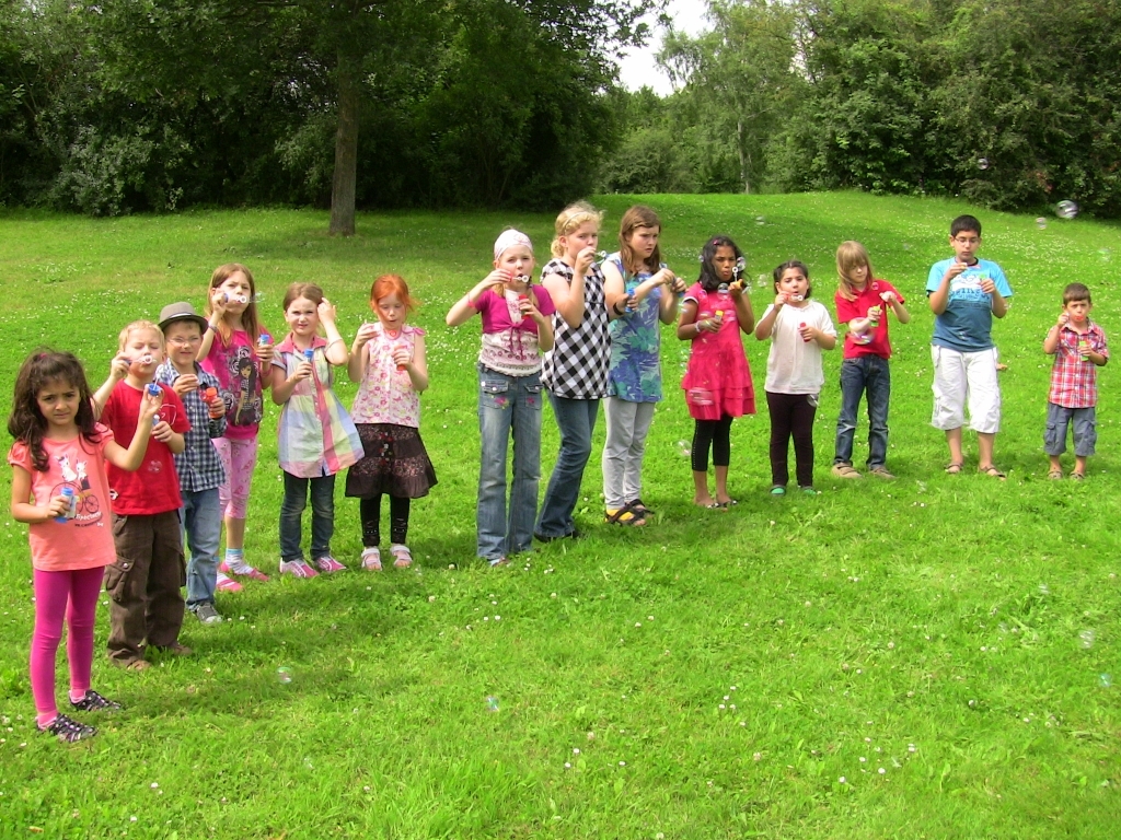 Der Stadtteilpark FWH wurde zum Seifenblasenpark: Die Kinder sangen und pusteten die Sonne herbei.