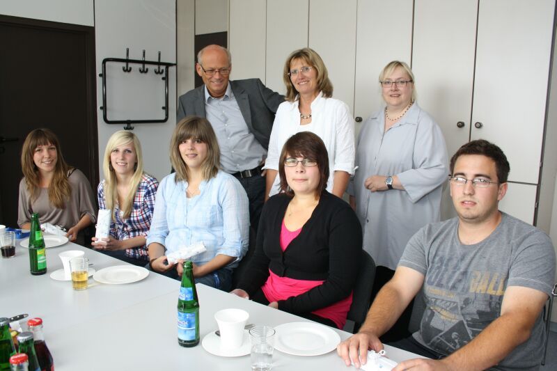 Erster Beigeordneter Heinz Eschbach (stehend) gratulierte zur erfolgreichen Ausbildung.