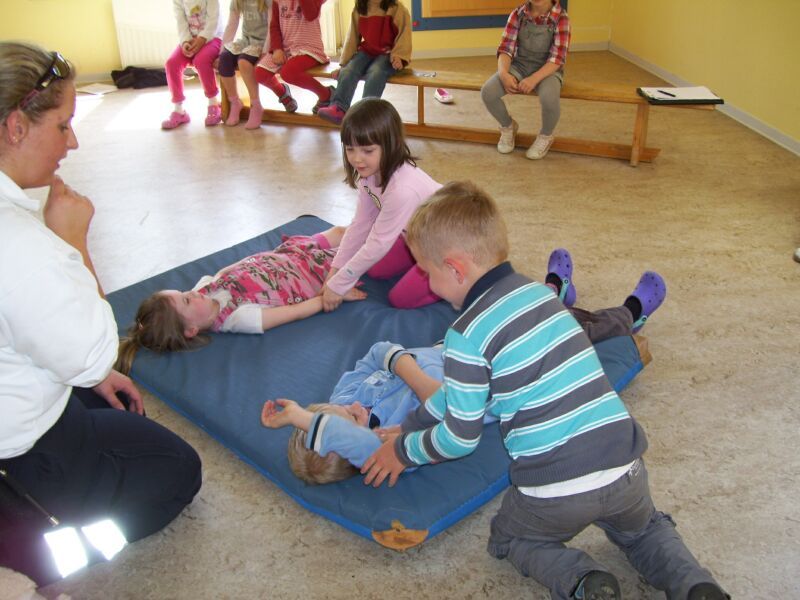 Saskia Pinnen von der Johanniter Unfallhilfe erklärte den Altenrather Kindern Maßnahmen zur Ersten Hilfe.