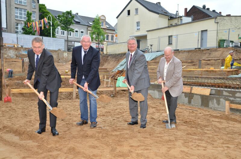 Symbolischer Spatenstich für ein neues Wohnquartier an der Kölner Straße.