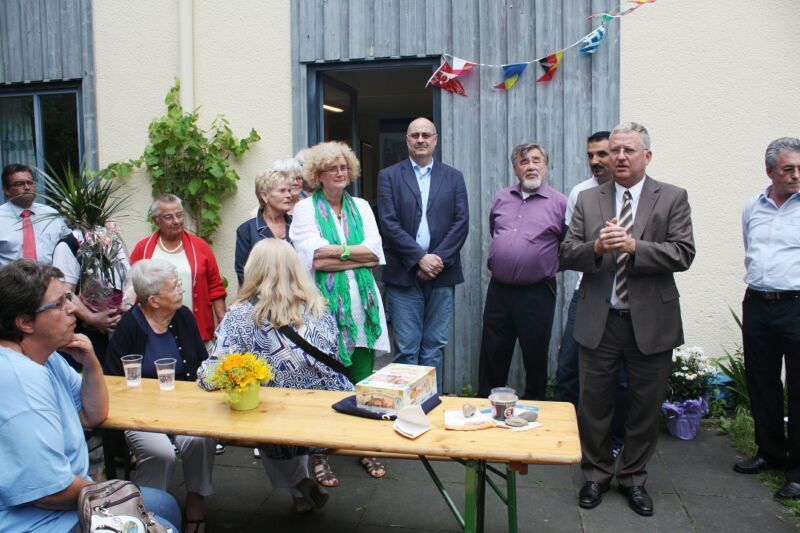 Bürgermeister Klaus-Werner Jablonski eröffnete das Haus Oberlar.