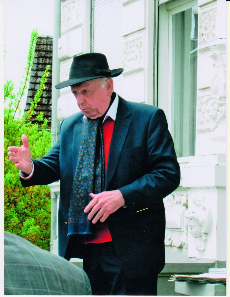 Heimathistoriker Kurt P. Schneider erläutert Architektur und Stuckarbeiten der Villa Bouserath. Foto: Katrin von dem Bach.