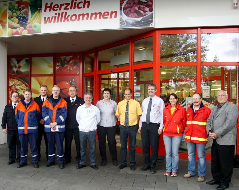 Ortsvorsteher Alfons Bogolowski (rechts) überreichte Spenden aus dem Tombola-Erlös des Stadtteilfests Rotter See.