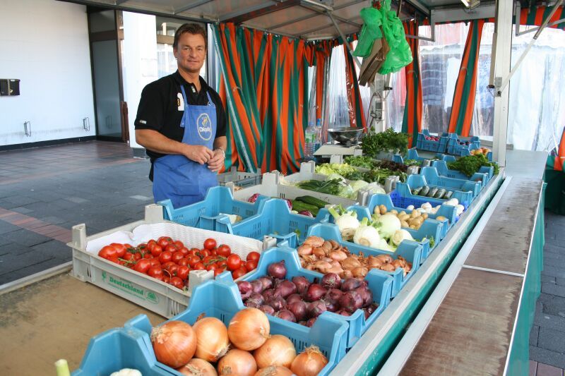 Alles frisch: Gemüsestand auf dem Troisdorfer Wochenmarkt.