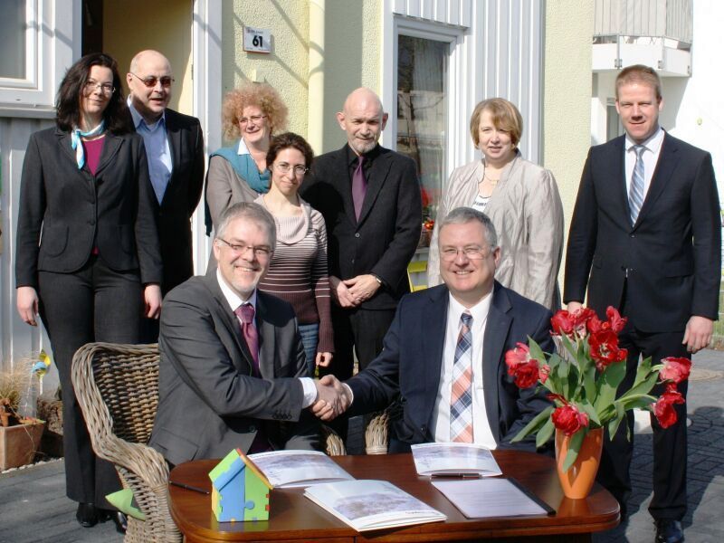 Noch mehr Zusammenarbeit vereinbart: Bürgermeister Klaus-Werner Jablonski (rechts) und Ralf Holtkötter an einem Tisch.
