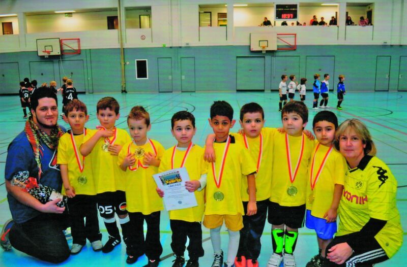 Stolz auf ihre Medaillen: Die Altenforst-Kicker mit Erzieherin Birgit Lyczkowski und Kinderpfleger Sven Seidel.