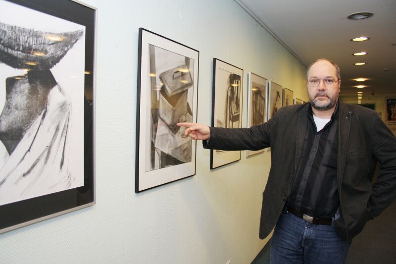Andreas Oeldemann zeigt eine Auswahl seiner Gemälde im Foyer des Troisdorfer Rathauses.
