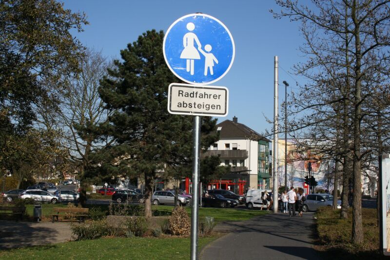 Fahrradfahrer müssen auf den Gehweg und an der Kreuzung absteigen.