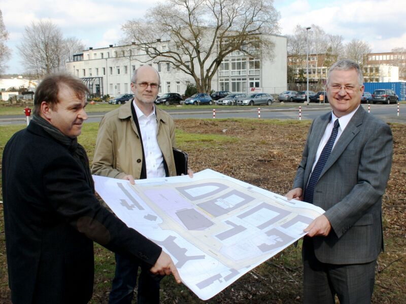 Mit den Plänen vor Ort: v.l. Projektleiter Peter Damaschek, Volker Jansen (Abwasserbetrieb) und Bürgermeister Klaus-Werner Jablonski.