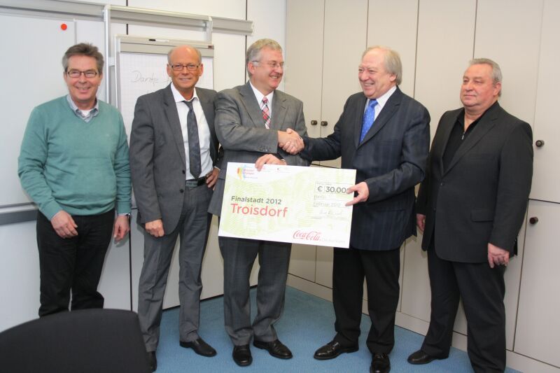 Bürgermeister Klaus-Werner Jablonski (Mitte) freute sich über einen Scheck für das große Sportfest.