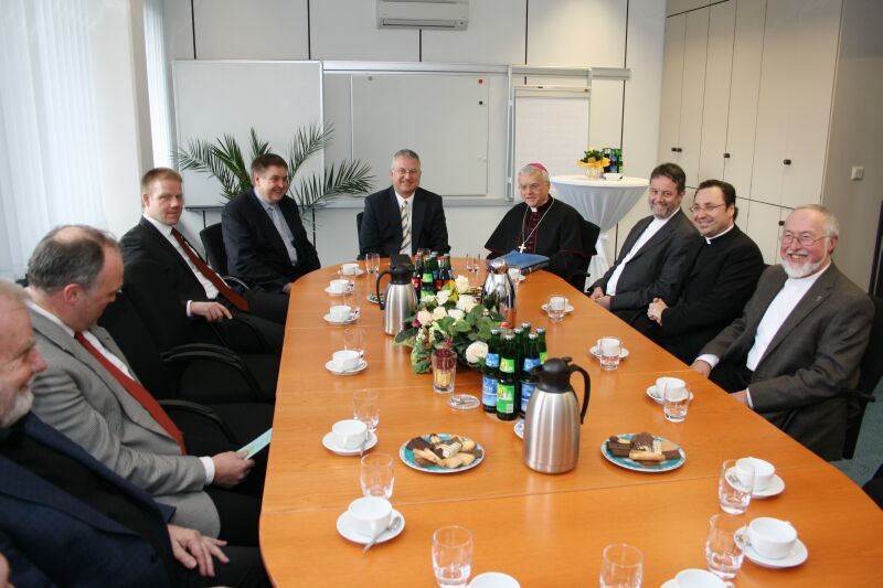 Reger Gedankenaustausch mit Weihbischof Koch im Rathaus (4.v.r.).
