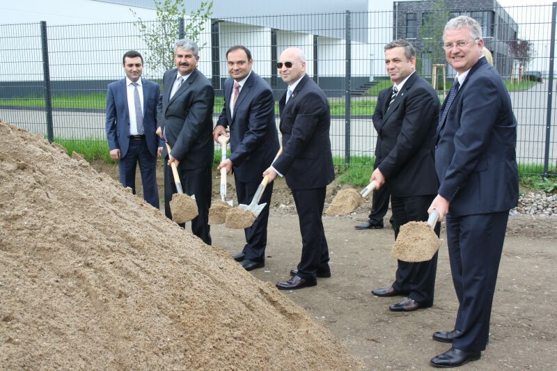 Bürgermeister Klaus-Werner Jablonski (rechts) packte beim Ersten Spatenstich mit an.