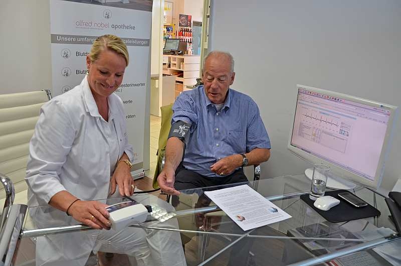 Nach dem CardioScan: Dr. Kristina Meurer misst den Blut- und Pulsdruck bei Vizebürgermeister Manfred Catrin
