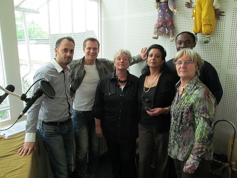 (v.l.n.r.): Abdulrahman Köylüoglu (Vors. Integrationsrat Troisdorf), Thomas Dogan (2. Vors. der Locom-Akademie), Sabine Elze (Projektkoordinatorin Fachstelle Integration des Rhein-Sieg-Kreises)Joginder Rubin (Integrationsrat Sankt-Augustin), Césaire Beyel (Integrationsrat Bornheim), Gisela Albrecht (Vors. Integrationsrat Sankt-Augustin)