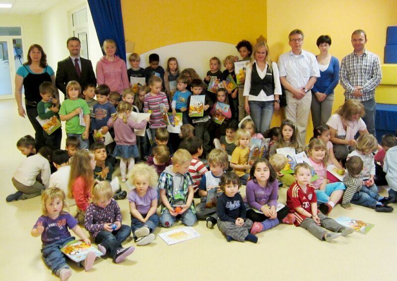 Zur Verleihung des Zertifikats in der Kita Ravensbergerweg gab es für die Kleinen noch einen Grund zur Freude: Sie bekamen Flummis und Malbücher.