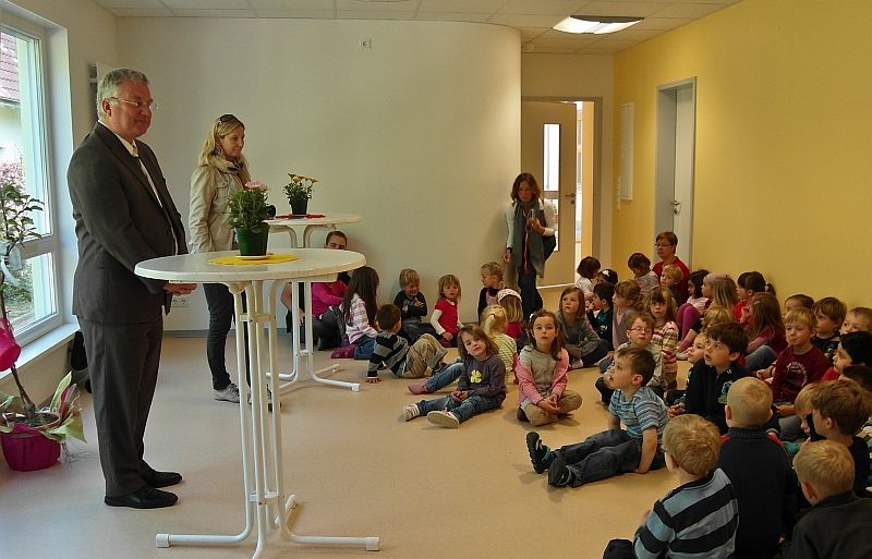 Bürgermeister Jablonski freut sich gemeinsam mit den Kindergartenkindern im neuen Anbau der Kindertagesstätte